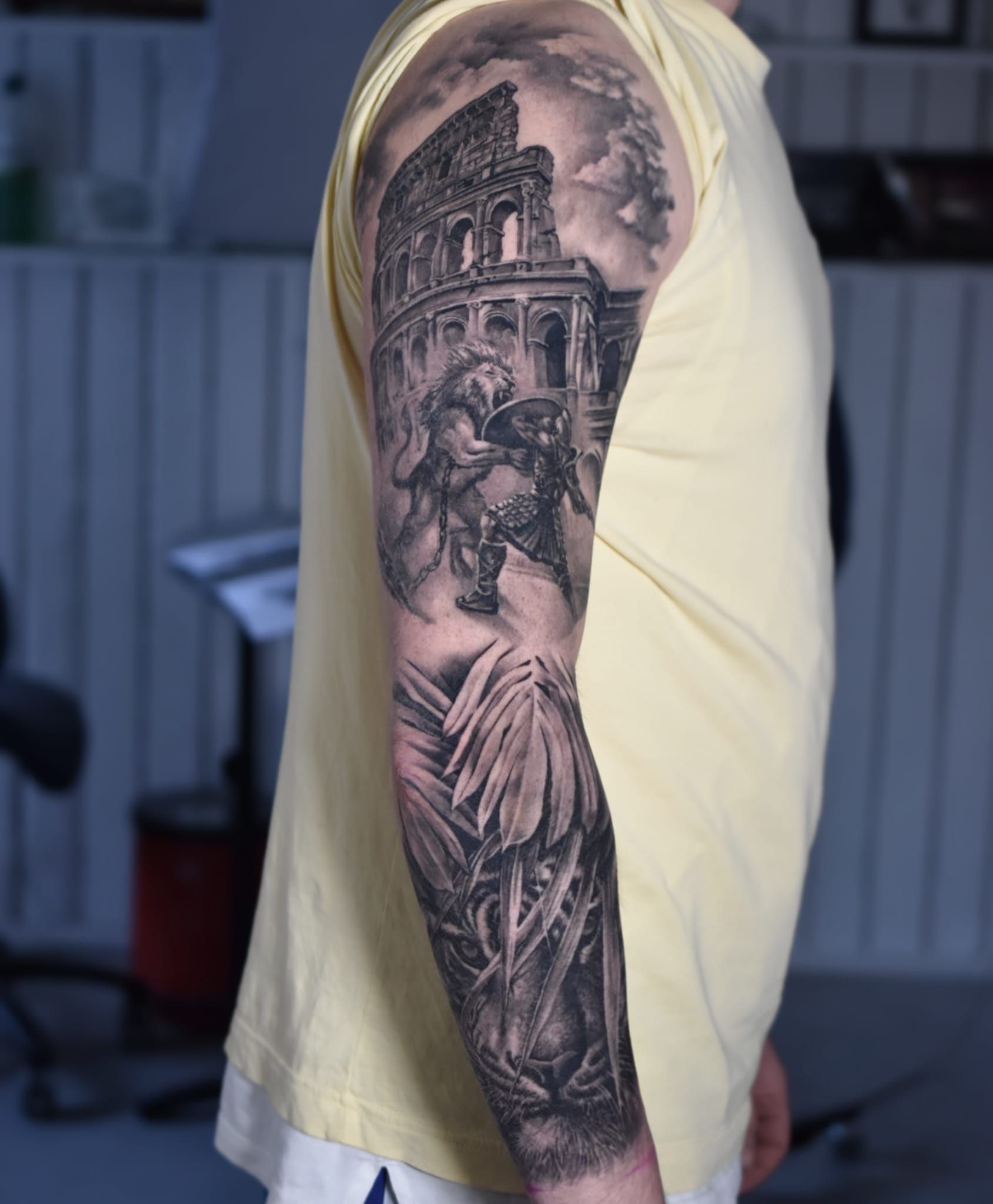 Tattoo Oberarm Rom Gladiator Löwe
