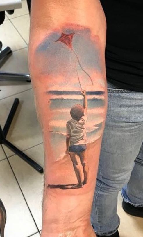 Tattoo Kind am Strand